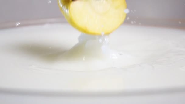 La mitad de la manzana cae en la leche — Vídeos de Stock