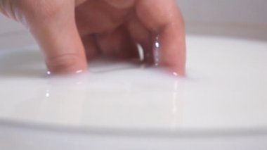 Kivi sütten çekerek