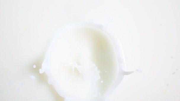 Клубника падает в молоко — стоковое видео