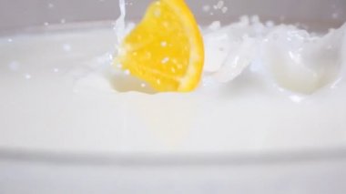 Meyve karışımı damla süt içine