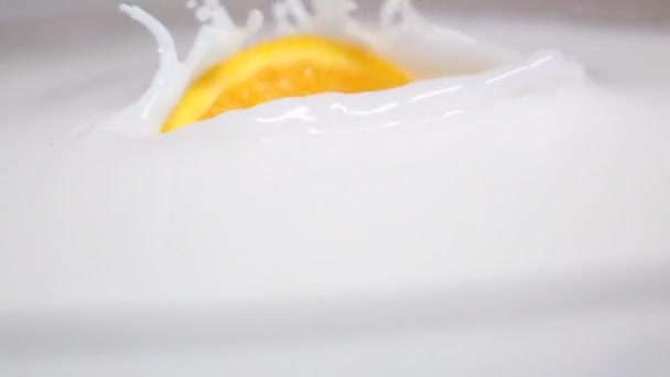 Gotas de naranja en la leche — Vídeos de Stock