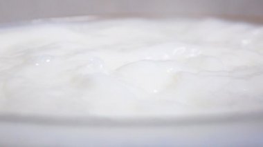 Meyve karışımı damla süt içine