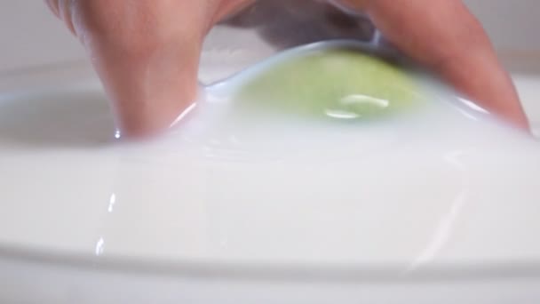 Sacando manzana verde de la leche — Vídeos de Stock