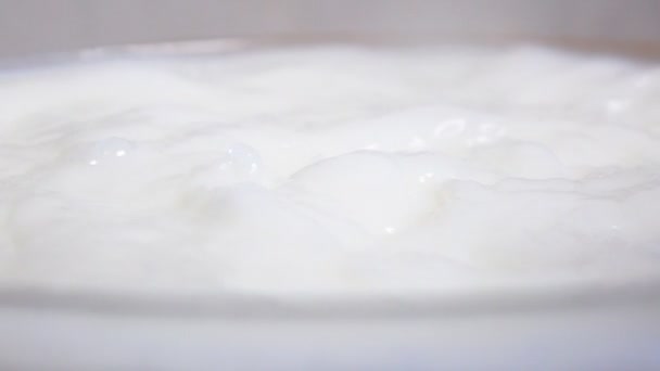 Fruit mix druppels in melk — Stockvideo