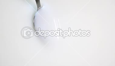 Sütü kaşıkla scooping