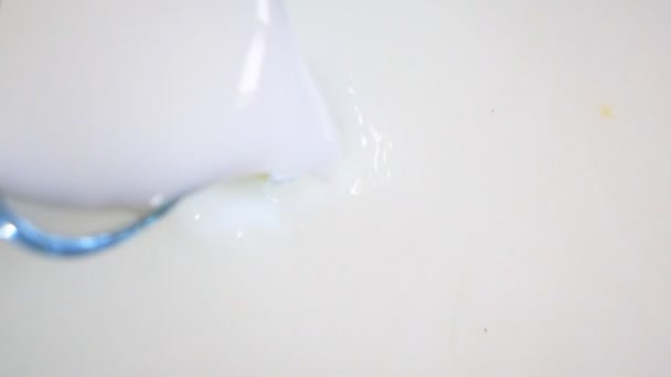 Despejar leite no leite — Vídeo de Stock