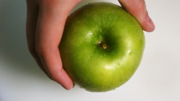 Grüner Apfel in Milch geben — Stockvideo