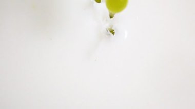 Yeşil çilek üzüm süt düşme