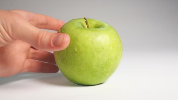 Чоловік бере зелене яблуко — стокове відео