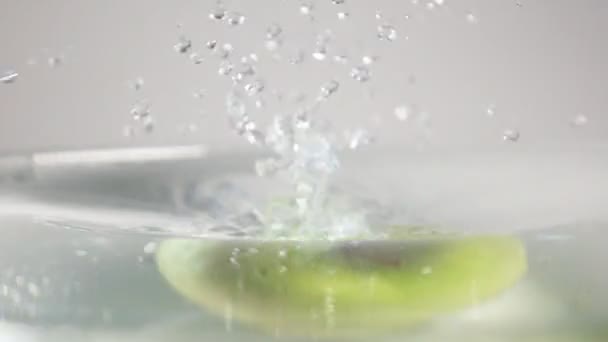 Groene appel storten in water — Stockvideo