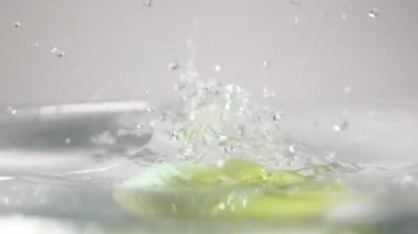 Yeşil elma suya dalan