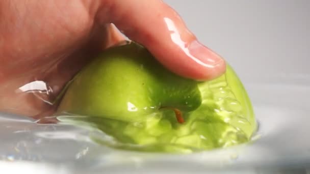 Groene appel krijgen uit het water — Stockvideo