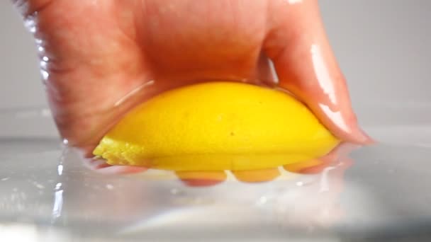 Getting out lemon from water — Stock Video