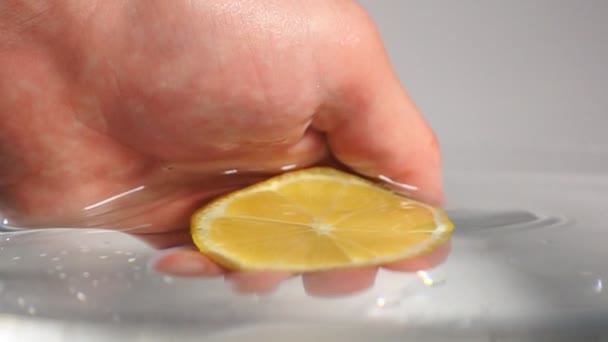 Grabbing lemon from water — Stock Video