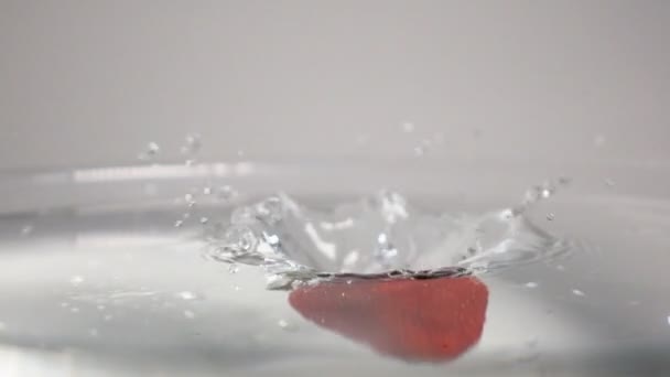 Fragola gettata in acqua — Video Stock