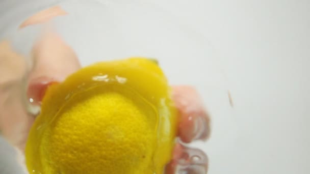 Grab citroen uit water — Stockvideo