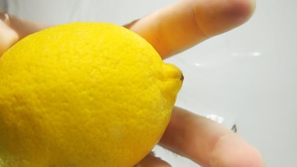 Tiri il limone da acqua — Video Stock