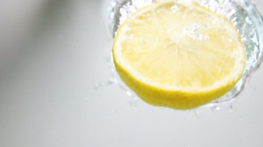 Su içine yarım limon damla aşağı