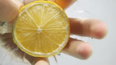 Yarım limon suyu çek