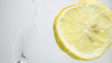 Limon dilimi damla suya