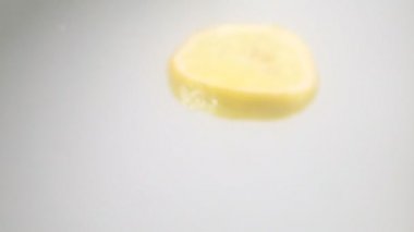 Suya dalan limon dilimi