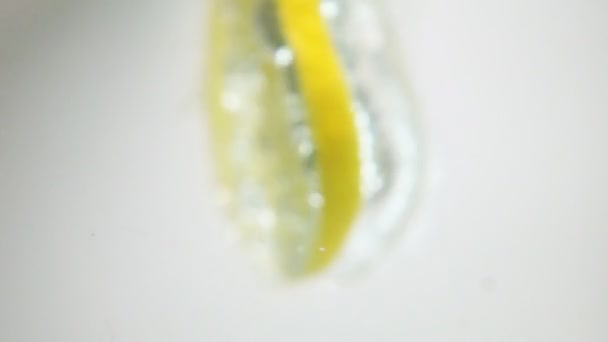 柠檬片下，跌入水 — 图库视频影像