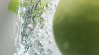 İki elma halfs suya düşmek