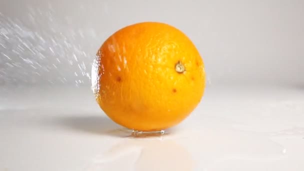Orangen Fall und Sprungkraft — Stockvideo
