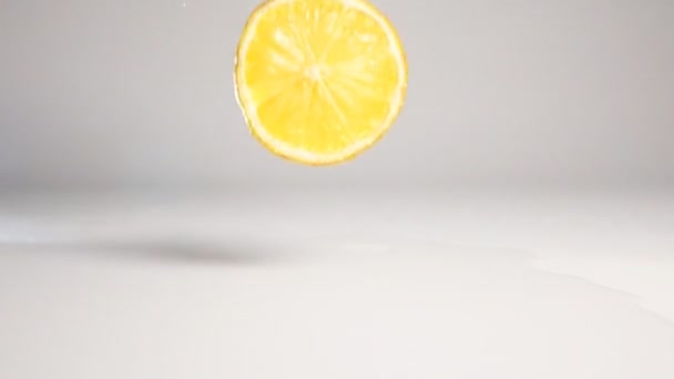 Лимонная половинка падает. — стоковое видео