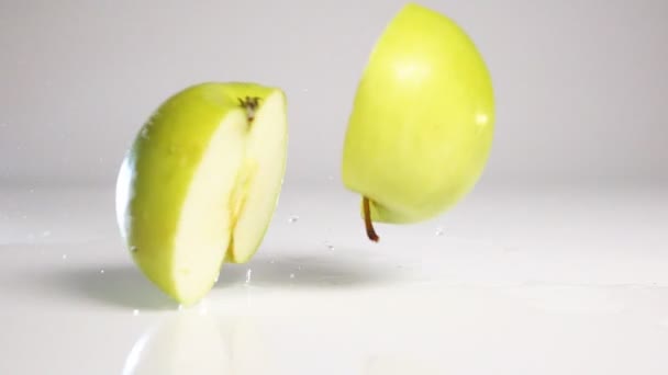 Quebra de maçã em duas metades na superfície branca — Vídeo de Stock