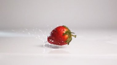 Beyaz ıslak yüzeyde çilek trumble