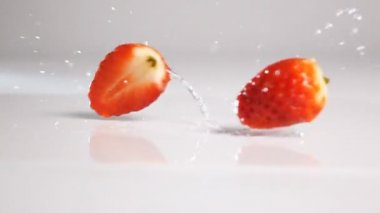 Beyaz yüzeyde dilimlenmiş çilek takla