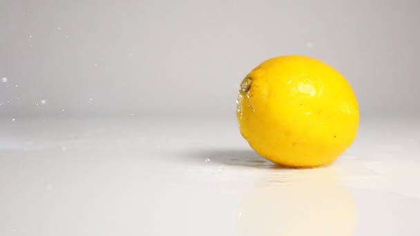 Zitrone fällt auf weiße Oberfläche — Stockvideo