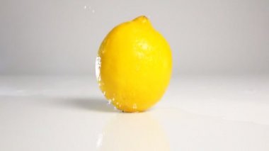 Beyaz yüzeyde limon filmi aşağı