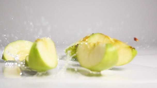 Groene appel pauze op plakjes — Stockvideo