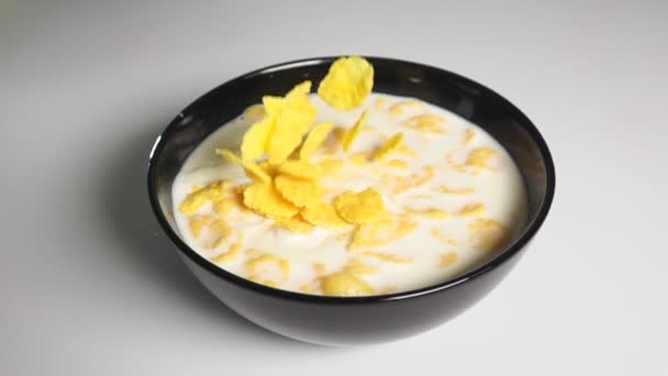 Fill cornflakes into bowl with milk — Stock Video