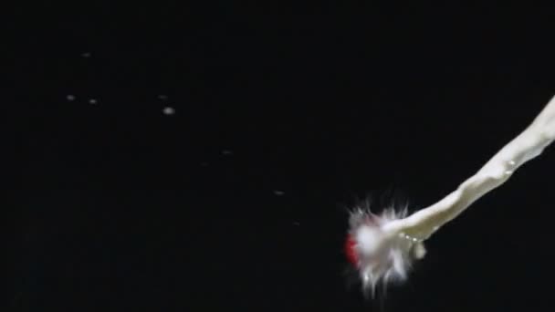 éclaboussures de lait et de fraise 