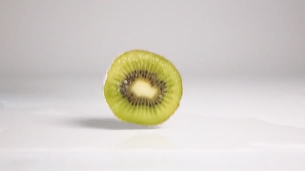 Kiwi halv släppa ner — Stockvideo