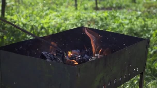 Tvrdé požár v Braizer — Stock video