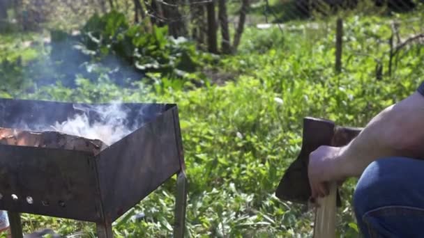 男子砍柴的火盆 — 图库视频影像