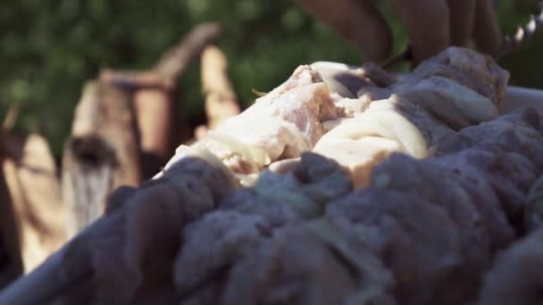 Сырой шашлык на шашлыках — стоковое видео