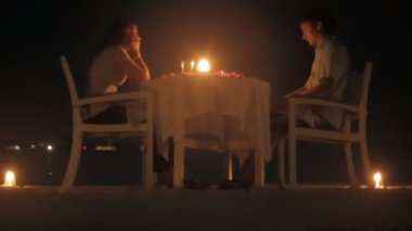 Mumlarla romantik yemek.