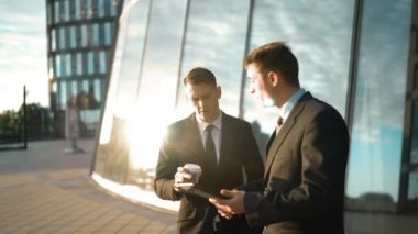 İki işadamları açık ticaret.