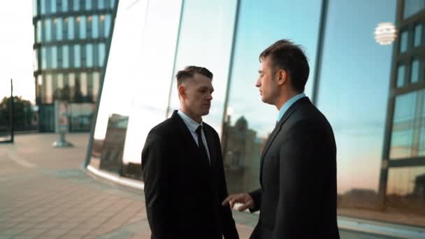 Angry businessman grabs by the lapels his boss — Stock Video