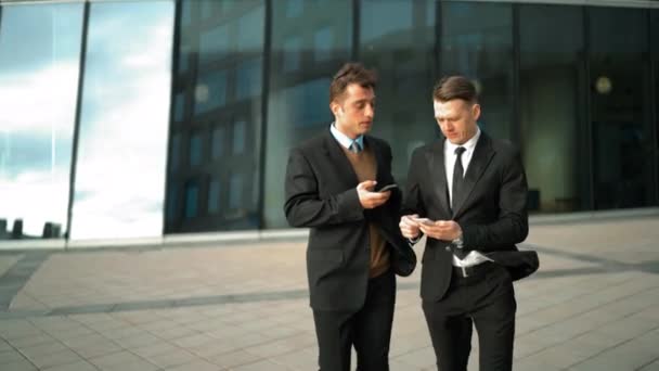 Empresário se comunicando com telefones inteligentes móveis — Vídeo de Stock