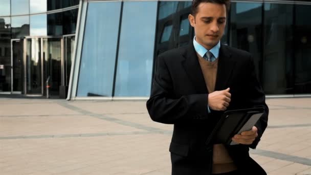 Бизнесмен с помощью планшетного ПК — стоковое видео