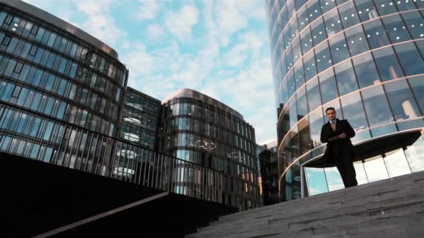 屋外のデジタル パッドを使用してビジネスの男性 — ストック動画