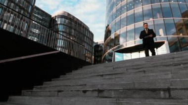 İş adamı dijital panelini açık kullanma