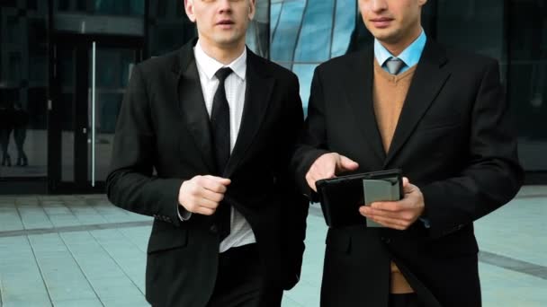 Jóvenes hombres de negocios usando almohadilla digital — Vídeos de Stock
