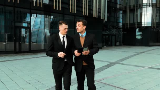 Jóvenes hombres de negocios usando almohadilla digital — Vídeo de stock